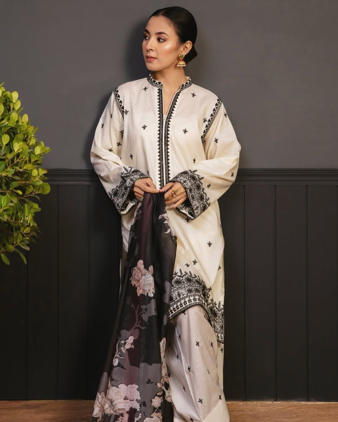 ZARA SHAHJAHAN OFFWHITE LUXURY EMBROIDED 3PC WITH LUXURY PRINTED VOIL DUPATTA